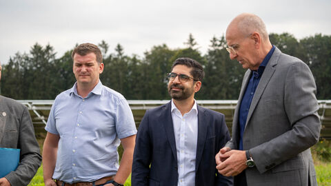 Drei Männer unterhalten sich 