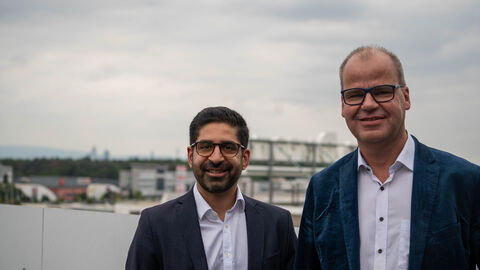 Zwei Männer schauen in die Kamera