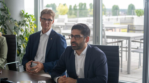 Zwei Männer sitzen an einem Konferenztisch