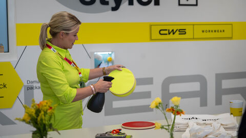 Eine Frau besprüht ein Stück Stoff mit Wasser