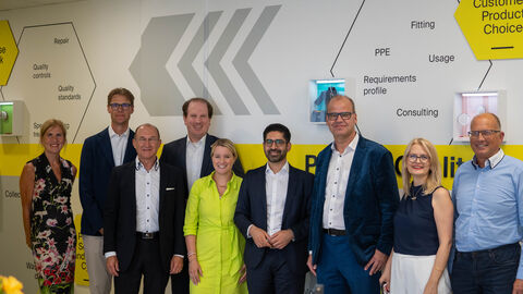 Gruppenfoto mit mehreren Personen