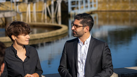 Ein Mann und eine Frau unterhalten sich 