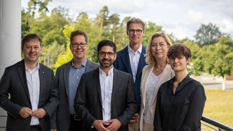 Mehrere Personen lachen in die Kamera