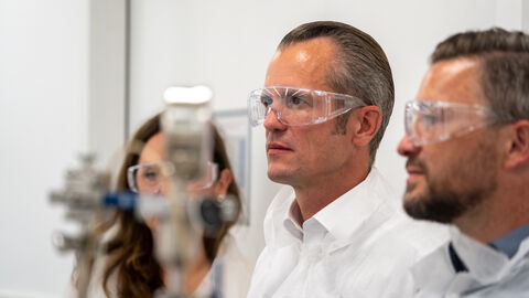 Zwei Männer mit Laborbrille und weißem Kittel