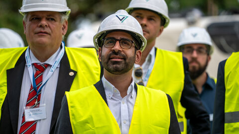 Mehrere Personen mit Helm und gelber Warnweste