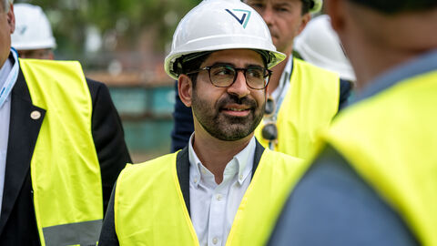 Ein Mann mit Helm und gelber Weste