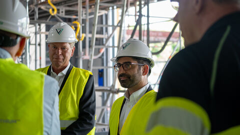 Zwei Männer mit Helm und gelber Warnweste