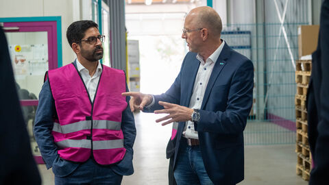 Zwei Männer unterhalten sich