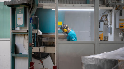 Ein  Mann arbeitet an einer technischen Maschine