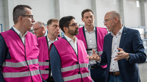 Mehrere Personen in pinken Westen