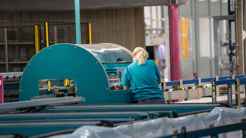 Eine Frau arbeitet an einer technisches Maschine