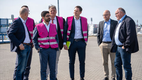 Mehrere Personen in pinken Westen