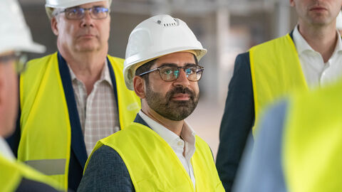 Ein Mann mit gelber Warnweste und Helm