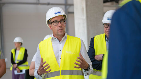 Ein Mann mit gelber Warnweste und Helm