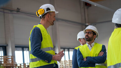 Zwei Männer mit gelber Warnweste und Helm