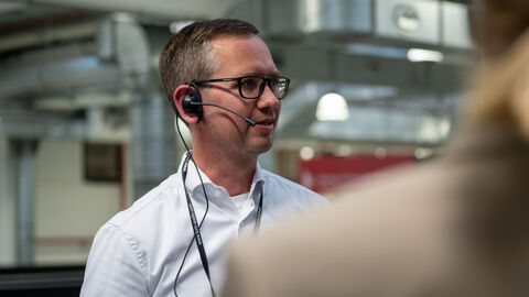 Ein Mann mit einem Headset