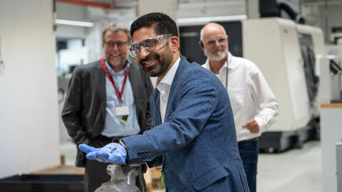 Ein Mann an einer Schleifvorrichtung