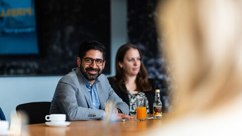 Ein Mann lacht in die Kamera