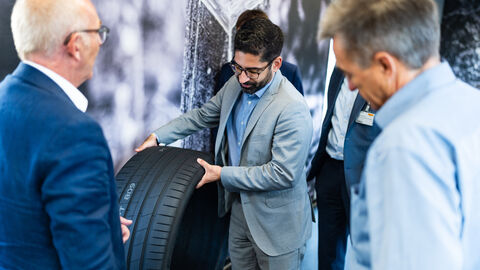 Ein Mann hält einen Reifen