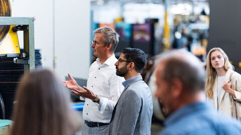 Ein Mann erklärt einem anderem Mann etwas