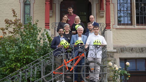 Minister Mansoori und Verkehrswacht übergeben Fahrradhelme für junge Radfahrer