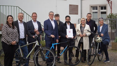 Mehrere Personen stehen vor einem Gebäude