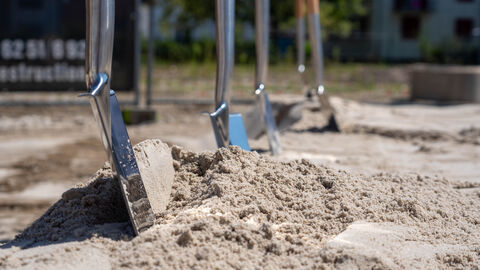 Spaten stecken im Sand