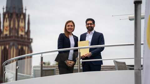 Wirtschaftsminister Mansoori übergibt Förderbescheid für Landstromanlage