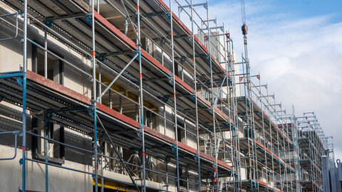 Ein Gebäude mit einem Baugerüst