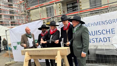 Minister Mansoori mit Gesellen beim Richtfest im Schönhofviertel