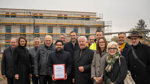 Mehrere Personen stehen an einer Baustelle