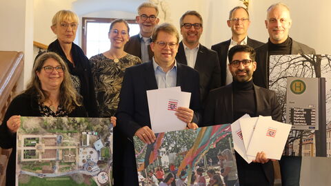 Mehrere Personen stehen auf einer Treppe