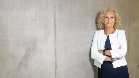 Eine Frau lehnt an einer Wand