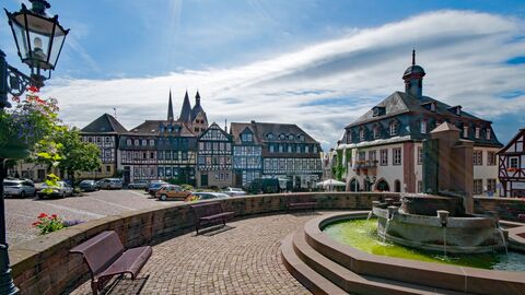 Ein Dorfplatz mit einem Brunnen