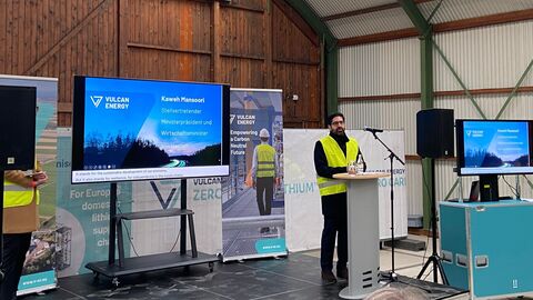 Kaweh Mansoori bei der Eröffnung der Lithium Anlage in Frankfurt Höchst Ein Mann steht in einer Halle an einem Redepult