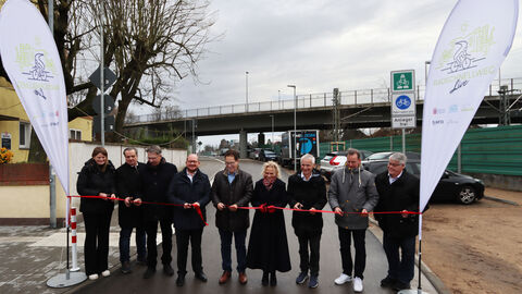 Feierliche Eröffnung in Langen Mehrere Personen schneiden ein Band durch