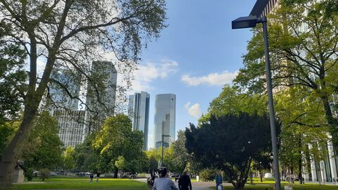 Ein Park in einer Stadt