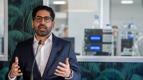 Ein Mann steht an einem Pult