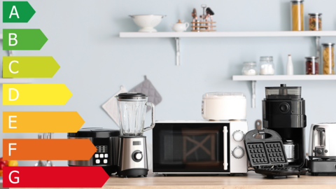 Mehrere Küchengeräte sehen nebeneinander