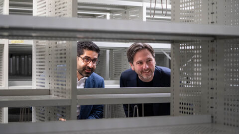 Wirtschaftsminister Kaweh Mansoori und Stadtrat Prof. Dr. Marcus Gwechenberger. Zwei Personen schauen durch leere Aktenschränke