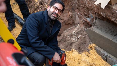 Minister Mansoori verlegt Nahwärmeleitung