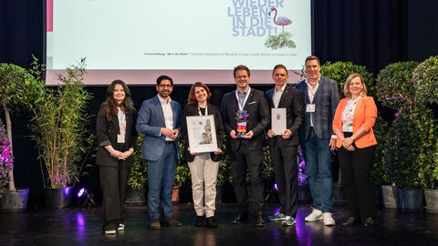 Mehrere Personen stehen auf einer Bühne
