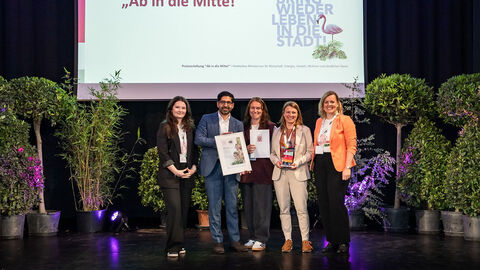 Mehrere Personen stehen auf einer Bühne