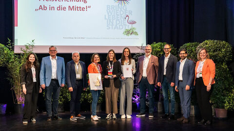 Mehrere Personen stehen auf einer Bühne