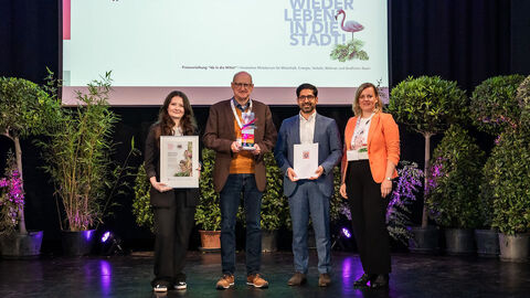 Mehrere Personen stehen auf einer Bühne