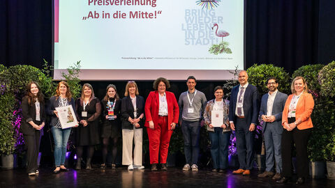 Mehrere Personen stehen auf einer Bühne