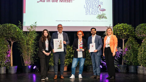 Mehrere Personen stehen auf einer Bühne