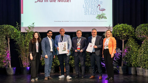 Mehrere Personen stehen auf einer Bühne