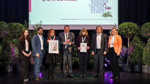 Mehrere Personen stehen auf einer Bühne