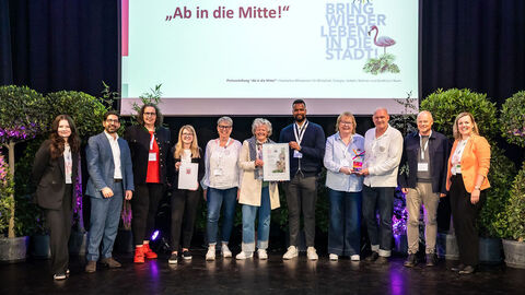 Mehrere Personen stehen auf einer Bühne